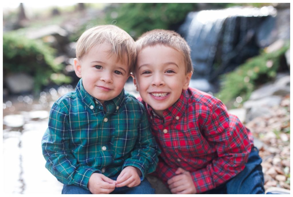 Fall Mini Sessions 2017 brothers in green and red