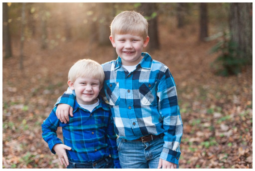 Fall Mini Sessions 2017 boys hugging