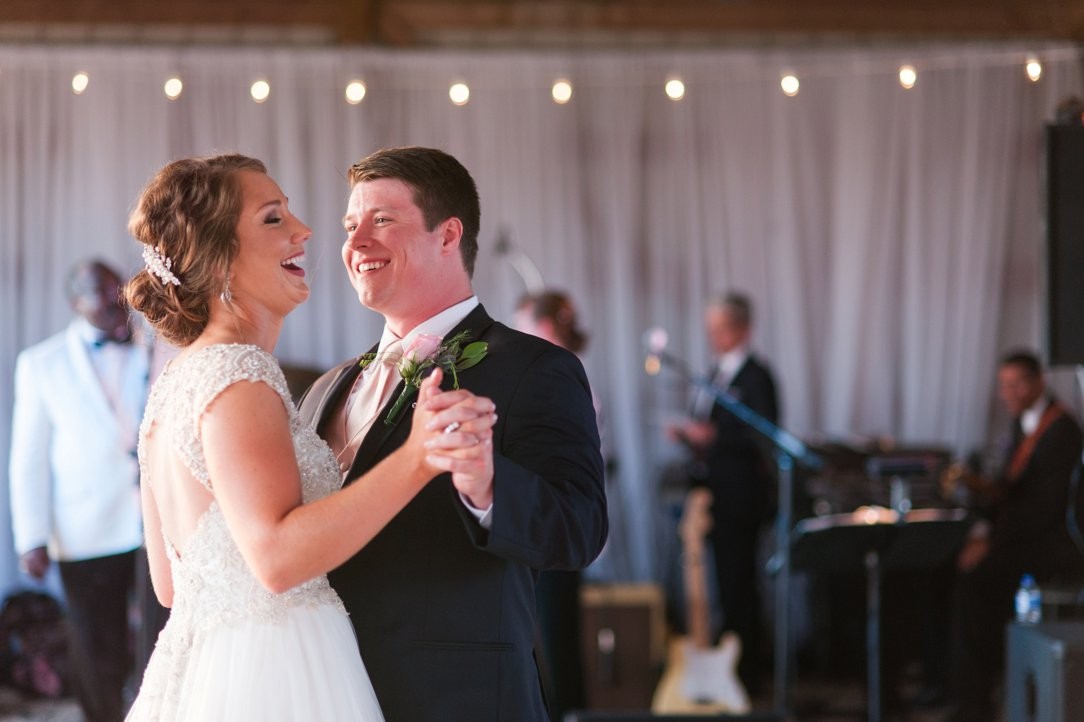 The Columns in Bolivar & Falcon Ridge Farm first dance 4