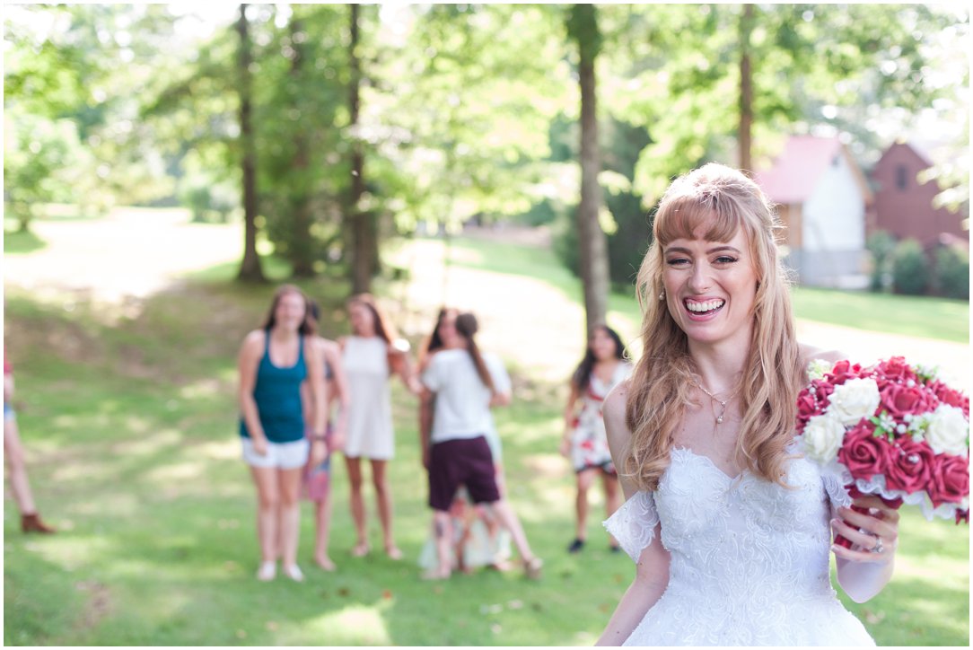  Summer lakeside Wedding bouquet toss