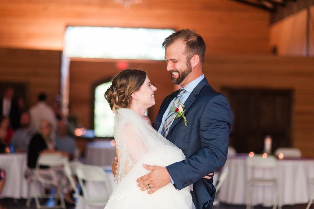 K & M Barn couple dancing