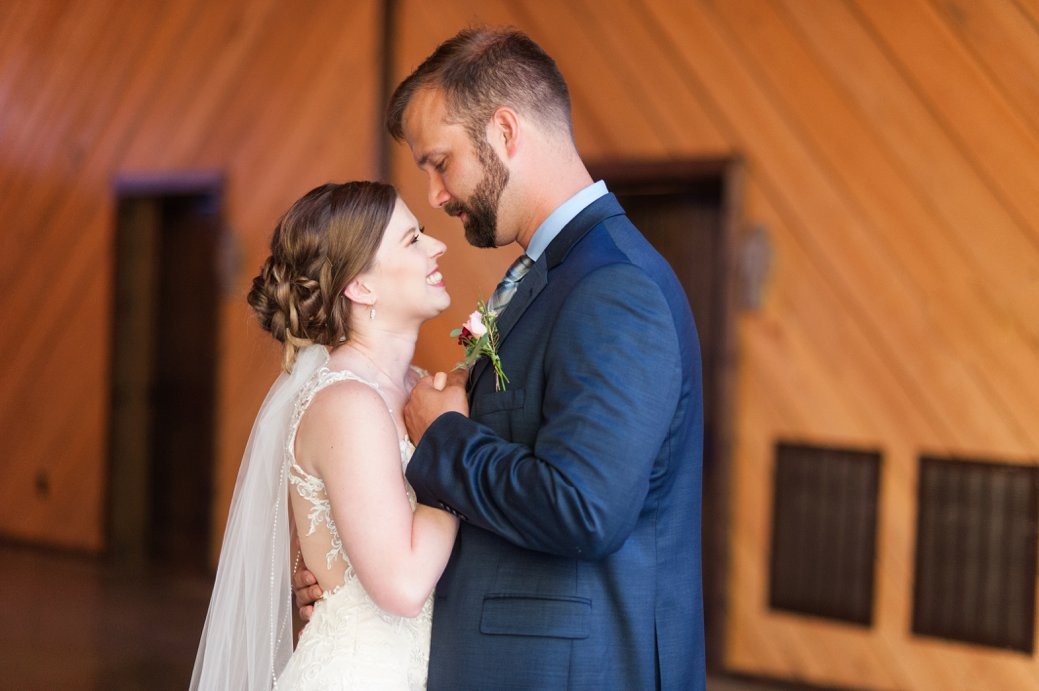 K & M Barn couple dancing